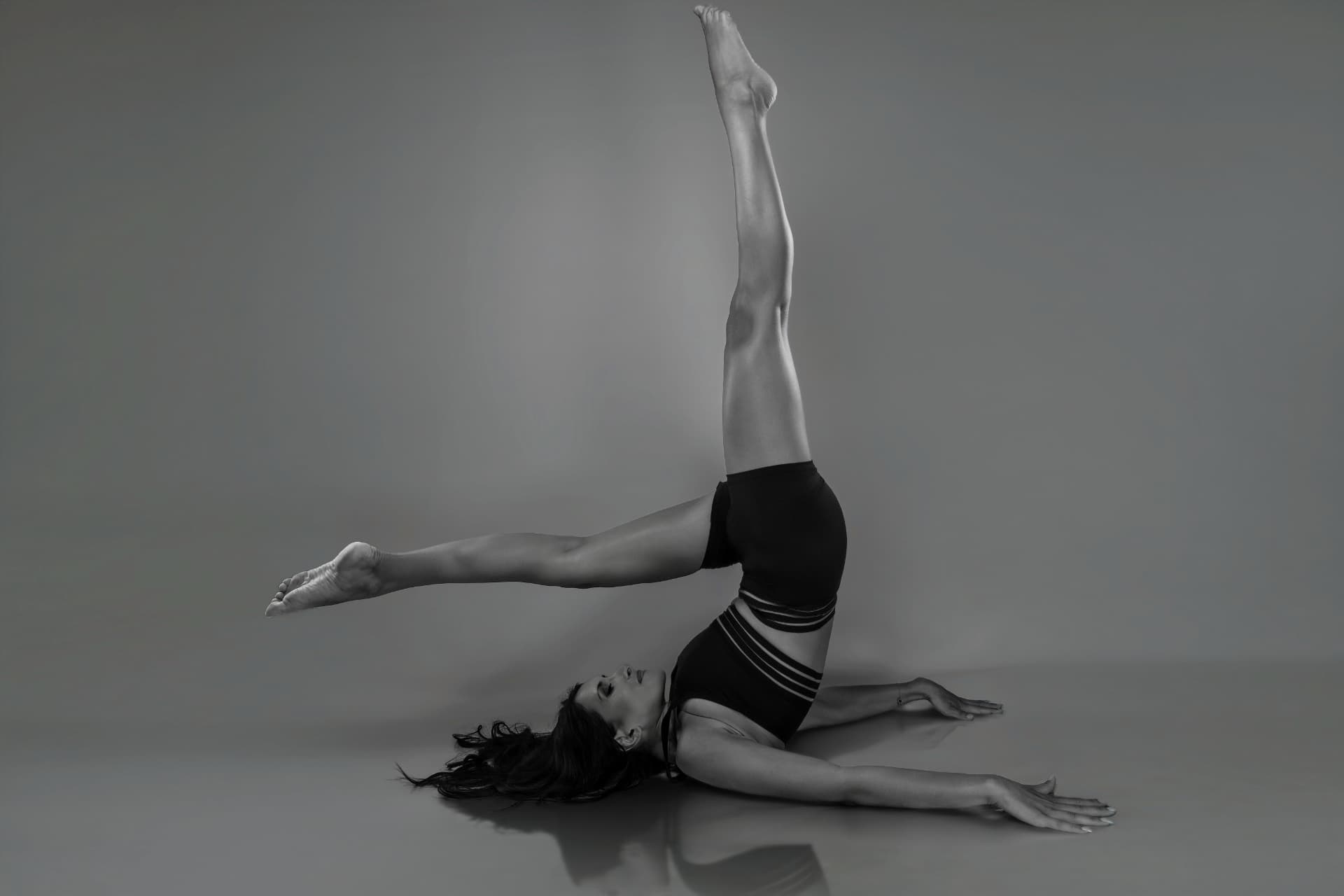 Elie, coach Elea Pilates, en posture de Pilates au sol